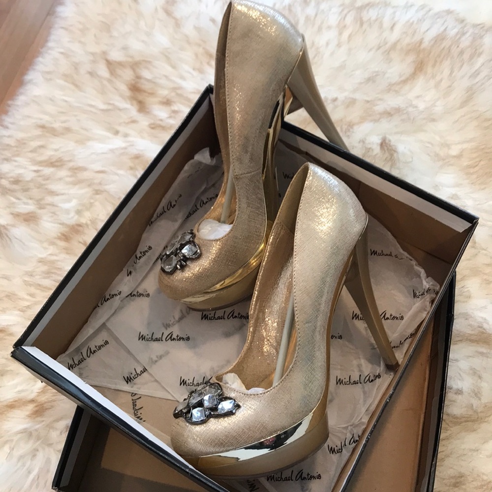 Michael Antonio Soft Gold Heels! Size 8.5!
